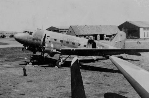 C-47 van de Kon. Luchtmacht. Op de achtergrond twee Avengers van de MLD