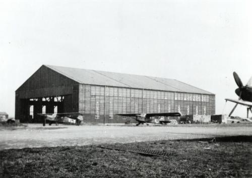 De hangaar van TransVa in 1946 met twee Austers (foto: NIMH)