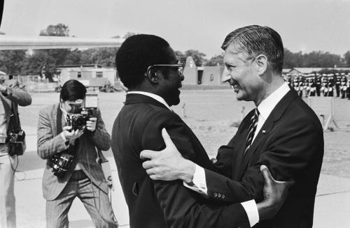 Op 2 juni 1982 arriveerde de (toen nog populaire) Zimbabwaanse president Robert Mugabe Mugabe per Nederlandse Fokker F.28 (Foto: MdB)