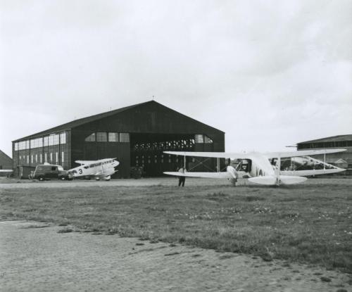 De hangaar van TransVa in 1946 met twee De Havilland Dominies (foto: NIMH)