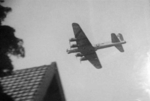 B-17 van de USAAF laag boven het dorp Valkenburg tijdens Operation Chowhound in 1945.