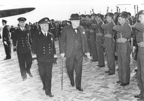 Winston Churchill arriveert op Valkenburg in 1948 (Foto: NIMH)