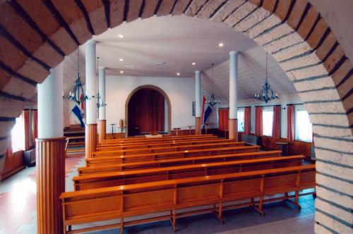 De kerkzaal in 2004 (Foto Peter Korbee)