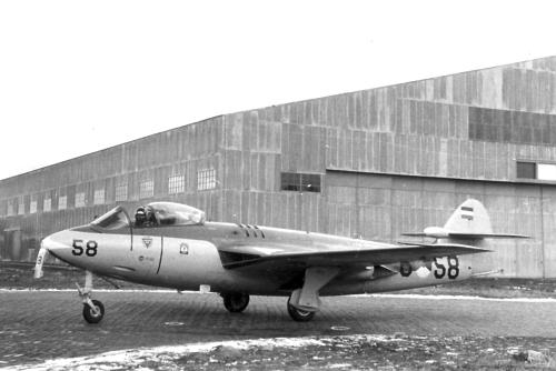 Een Seahawk FGA50 van VSQ 3 (november 1957)