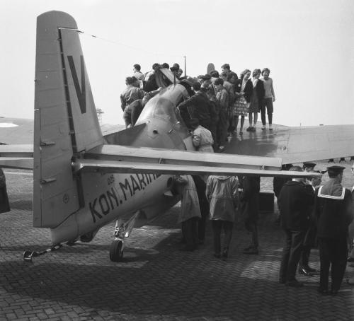 De jeugd op een Grumman Avenger tijdens de Jeugdluchtvaartdag in 1960 (foto Nationaal Archief)