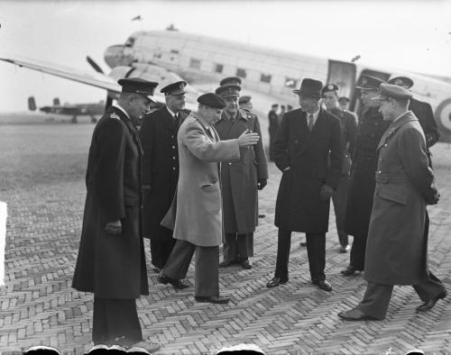 Voormalig veldmaarschalk Montgomery landt op Valkenburg, 15 januari 1949 (Foto: NIMH)
