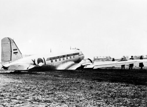 C-47 Dakota X-1 van de KLu op Valkenburg. Oorzaak ongeval: onvoldoende lift als gevolg van ijsafzetting. 6 februari 1953 (Foto: collectie NIMH)