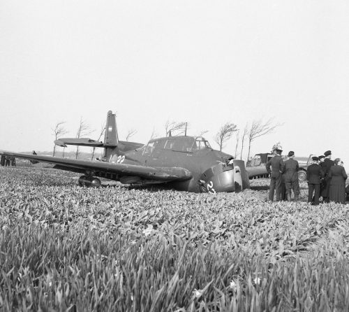 Grumman Avenger na een mislukte start bij Valkenburg. 4 april 1957 (Foto: collectie NIMH)
