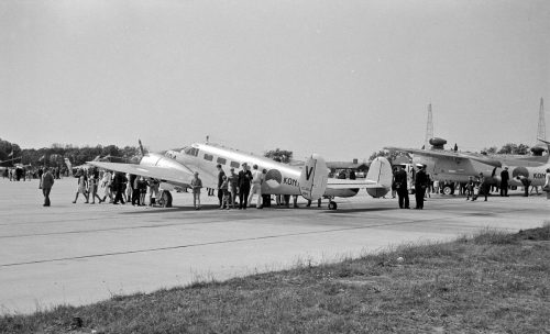 Open dag voor familie en personeel met een Beech TC-45J Navigator en Grumman S-2A Tracker's. 6 juli 1967. (Foto: collectie NIMH)