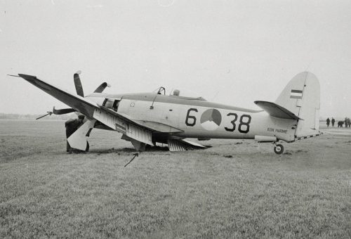Hawker Seafury na het beoefenen van 'droge' deklandingen. Een wielpoot brak af. 20 december 1954 (Foto: collectie NIMH)